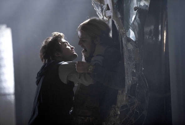 Эдвард пытается убить Джеймса.